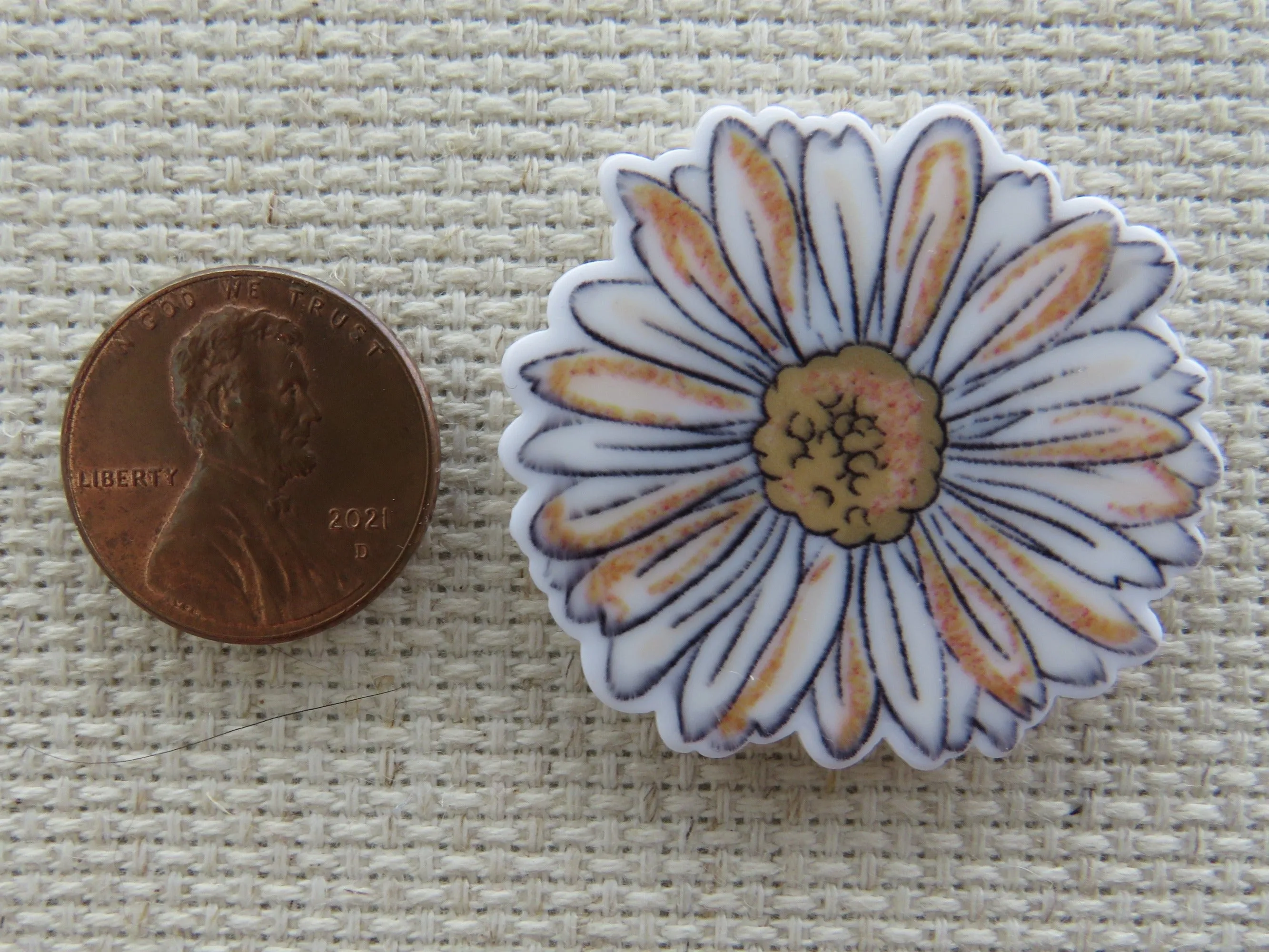 White and Yellow Daisy Needle Minder, Cover Minder, Magnet